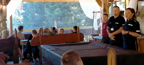 Policjanci uczą bezpieczeństwa. Wakacyjne spotkanie z dziećmi w Weremieniu