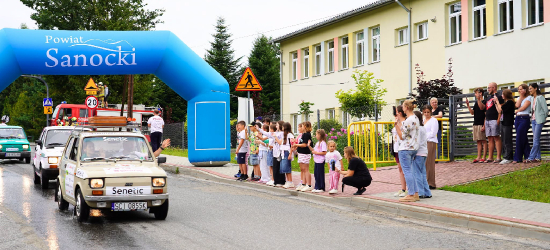 Wielka Wyprawa Maluchów w powiecie sanockim! Wyjątkowe powitanie w Tyrawie Wołoskiej [ZDJĘCIA]
