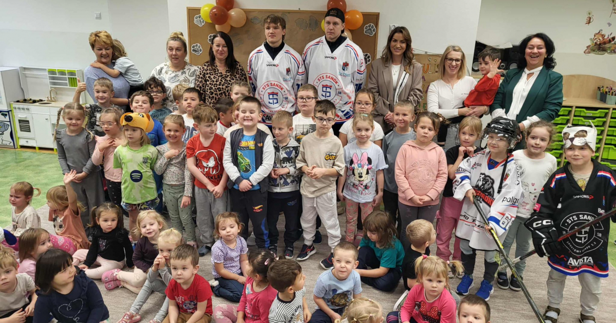 Akcja „Pełna miska dla przytuliska”. Przedszkolaki i hokeiści wspierają zwierzęta [ZDJĘCIA]