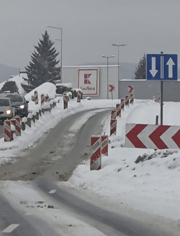 SANOK: Zimowa aura pogarsza warunki na drogach. IMGW ostrzega [VIDEO, ZDJĘCIA]