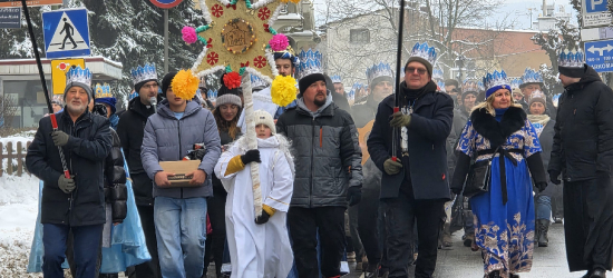 SANOK: „Trzej Królowie znów przynieśli nam radość”. Orszak Trzech Króli na ulicach miasta [VIDEO, ZDJĘCIA]