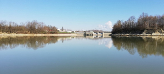 AKTUALIZACJA: Z zalewu w Sieniawie wyłowiono ciało młodego mężczyzny