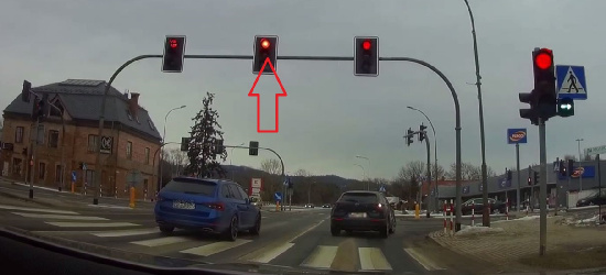 SANOK: Przez skrzyżowanie na czerwonym świetle! (VIDEO)