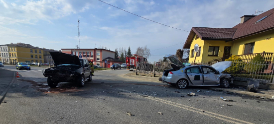 HACZÓW: Zderzenie nissana z renault. Dwie osoby trafiły do szpitala