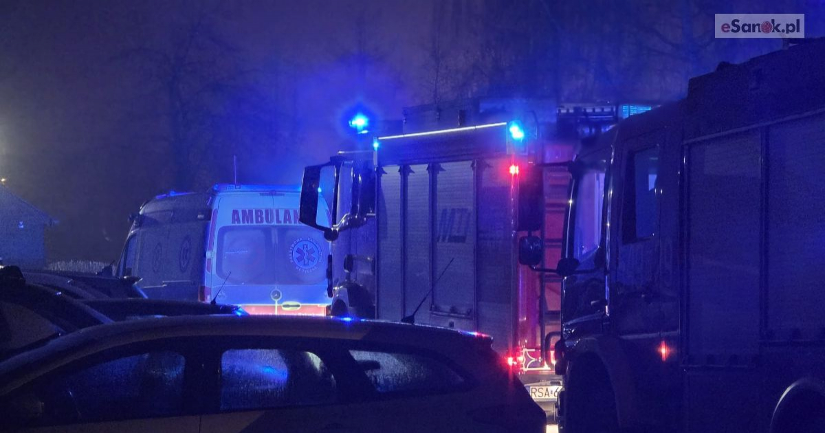 SANOK: Zatrucie tlenkiem węgla na ul. Jana Pawła II.  Jedna osoba trafiła do szpitala [VIDEO, ZDJĘCIA]