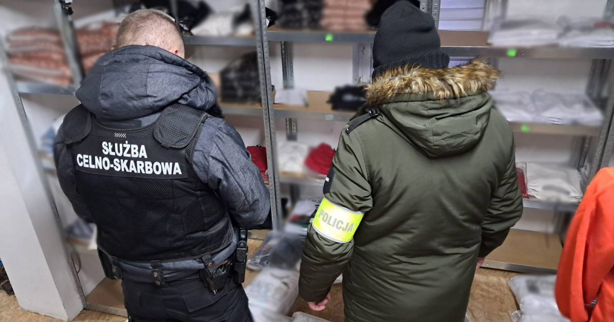Sprzedaż podróbek „na żywo” w internecie. Służby przejęły towar wart ponad 5,3 mln zł