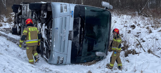 BIESZCZADY: Autokar wpadł do rowu! 20 osób rannych! (ZDJĘCIA)