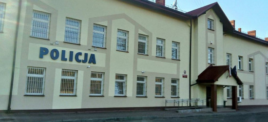 SANOK: Mężczyzna z granatem wszedł na komendę policji w Sanoku. Trwają negocjacje