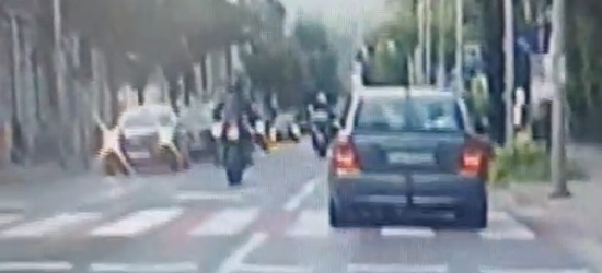 Jechał motocyklem na jednym kole. Stracił prawo jazdy [VIDEO]