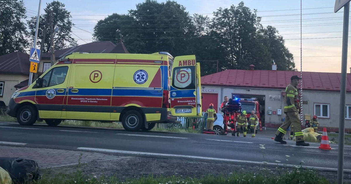 Samochód wypadł z drogi w Długiem. Kierowca trafił do szpitala [ZDJĘCIA]