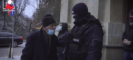 SKANDAL: Staruszka nie wpuszczono do kościoła, bo modlił się tam prezes Kaczyński? (zobacz VIDEO)