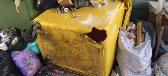 INTERWENCJA: Uszkodzony kontener. „Nie możemy sortować odpadów” (ZDJĘCIA)