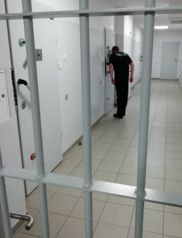 KROSNO: Uderzył ratownika i groził policjantowi. 27-latek trafił do aresztu