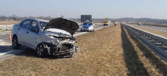 Wypadek z udziałem kobiety i 7-letniego dziecka z Ukrainy. Samochód zniszczony (ZDJĘCIA)