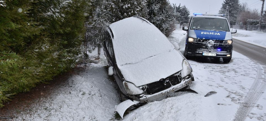 REGION: Pijana wjechała do rowu. Uciekła i zgłosiła kradzież (FOTO)