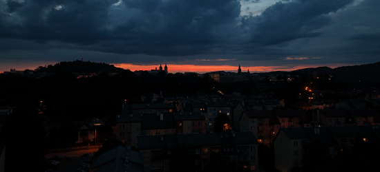 MAGICZNY ZACHÓD SŁOŃCA NAD SANOKIEM. Spektakularne widowisko natury. ZDJĘCIA Z LOTU PTAKA