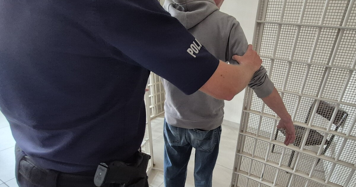 Zwrócił na siebie uwagę nerwowym zachowaniem. 41-latek prosto ze sklepu trafił do więzienia