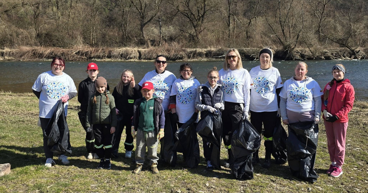 GMINA SANOK: Wielkie sprzątanie Doliny Sanu. „Ilość uczestników to sukces, ale ogrom śmieci przeraża!” [ZDJĘCIA]