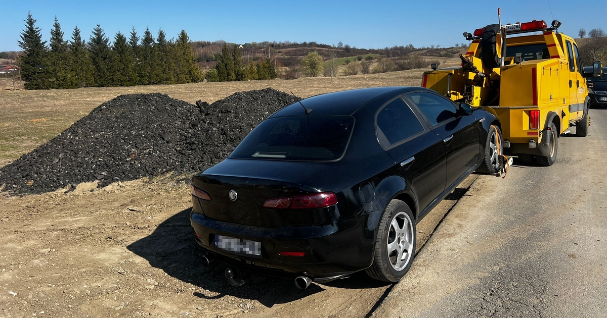 Pędził 156 km/h, miał ponad 2 promile. 24-latek wiózł 13-letniego brata