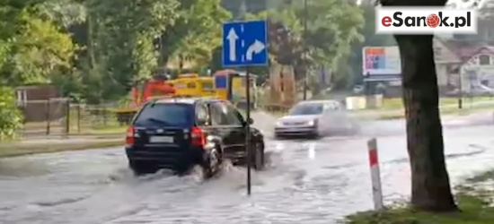 SANOK. Gwałtowna ulewa. Ulica Dmowskiego zalana! (VIDEO, ZDJĘCIA)
