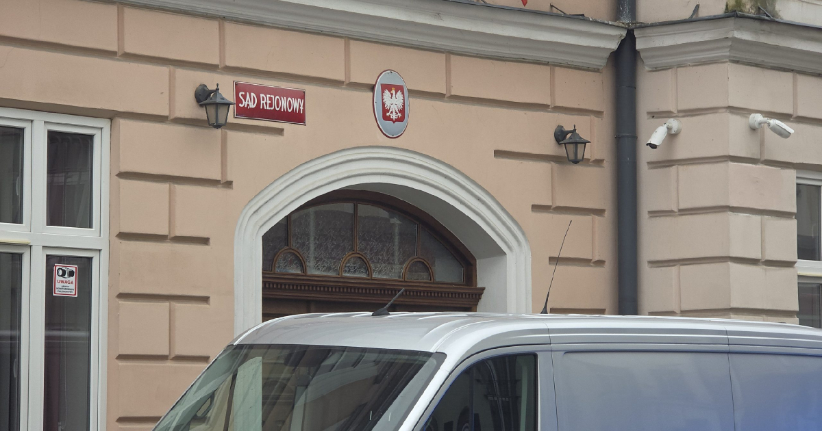 AKTUALIZACJA: Alarm bombowy w Sądzie Rejonowym w Sanoku. Działania służb zakończone (VIDEO, ZDJĘCIA)