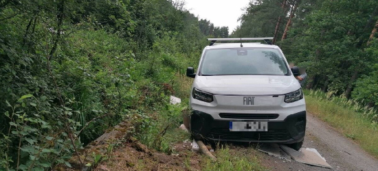 PODKARPACIE. Zabrał firmowe auto i porzucił w lesie. 21-latek odpowie przed sądem