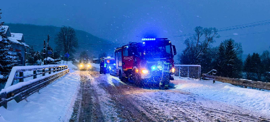 ZAHOCZEWIE: Zderzenie osobówki z ciągnikiem. Dwie osoby trafiły do szpitala [ZDJĘCIA]