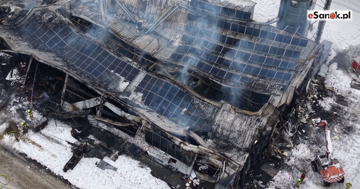 ZAGÓRZ: Potężny pożar hali produkcyjnej. W akcji 20 zastępów straży pożarnej [VIDEO Z LOTU PTAKA]