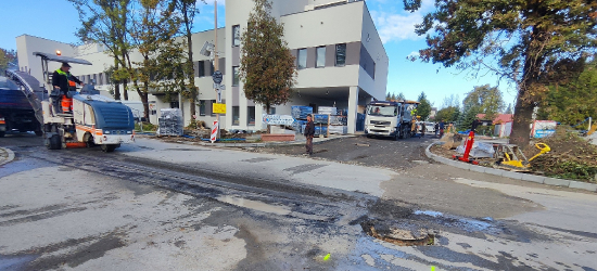 Utrudnienia przy SPZOZ w Sanoku. Trwają prace nad nową nawierzchnią