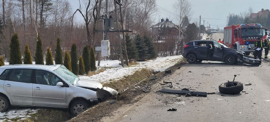 PODKARPACIE: Czołowe zderzenie dwóch pojazdów. Interweniował śmigłowiec LPR [ZDJĘCIA]
