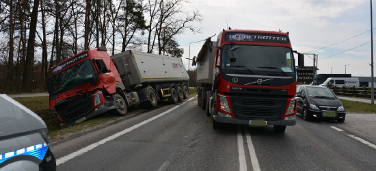 PODKARPACIE: Zderzenie dwóch ciężarówek i busa (ZDJĘCIE)