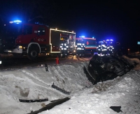 OLSZANICA: Samochód wypadł z drogi i dachował. Dwie osoby trafiły do szpitala (ZDJĘCIA)