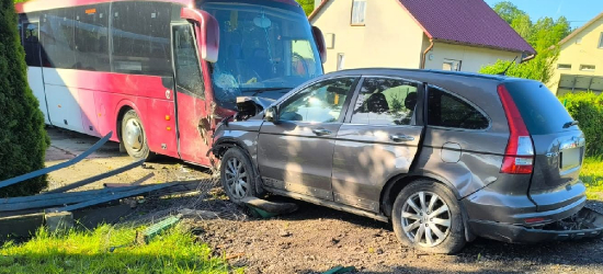 Groźne zdarzenie w Nowosiołkach. Osobówka uderzyła w autobus [ZDJĘCIA]