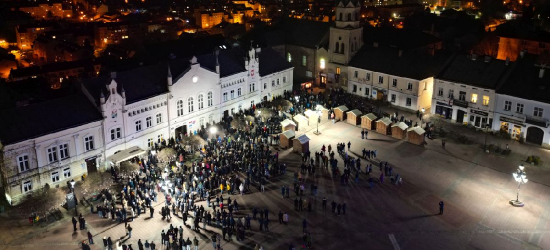 SANOK: Tłumy wiernych na Wielkopiątkowej Drodze Krzyżowej ulicami miasta [VIDEO, ZDJĘCIA]