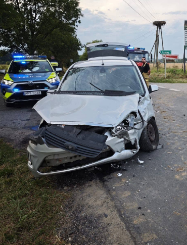 Zderzenie dwóch samochodów w Odrzechowej. Cztery osoby trafiły do szpitali [ZDJĘCIA]