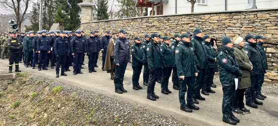 Tradycyjna Droga Krzyżowa służb mundurowych w Zwierzyniu [ZDJĘCIA]