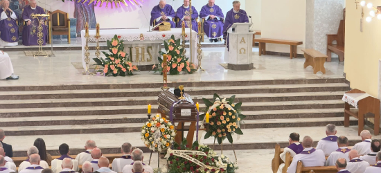 SANOK. Trwają uroczystości pogrzebowe śp. ks. prał. Feliksa Kwaśnego [VIDEO, ZDJĘCIA]