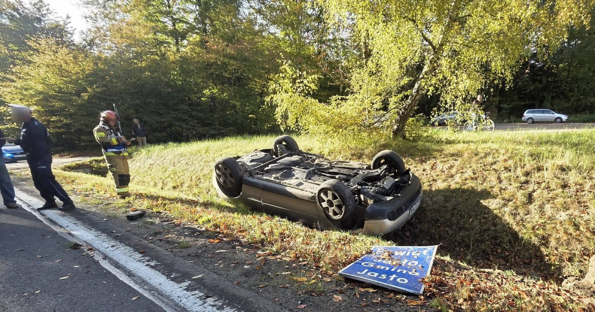 PODKARPACIE. Groźne zderzenie trzech pojazdów. Jeden z nich dachował! (ZDJĘCIA)