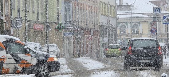 Pierwszy śnieg w Sanoku. Policja ostrzega kierowców – IMGW wydaje alerty [ZDJĘCIA]