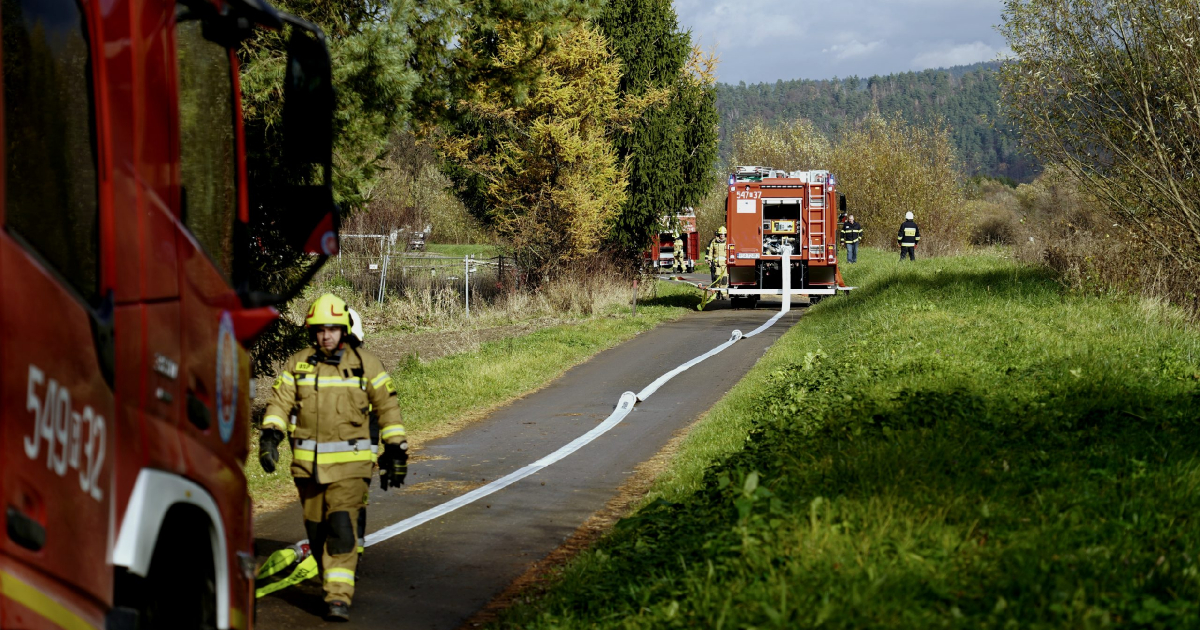 GASZĄ I RATUJĄ: Strażacy z Gminy Sanok i Sacurova zakończyli tegoroczne szkolenia [VIDEO, ZDJĘCIA]