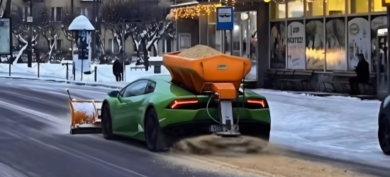 Zimowe odśnieżanie w Sanoku w wykonaniu… Lamborghini! ZOBACZ FILM