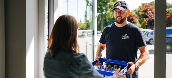 Iwoniczanka woda w szklanych butelkach zwrotnych z dostawą do domu i firmy [VIDEO]