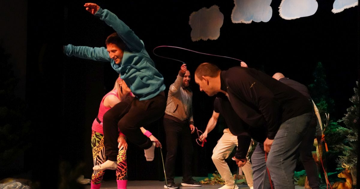 SANOK: Niezwykły spektakl w wykonaniu SP8. „Ojcowie na ratunek, czyli Jezioro Łabędzie w męskim wydaniu” [VIDEO, ZDJĘCIA]