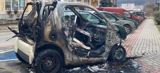 SANOK. 20-latek podpalił samochód starszego mężczyzny. Samochód spłonął doszczętnie (ZDJĘCIA)