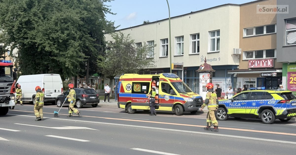 Zderzenie trzech pojazdów na ul. Traugutta w Sanoku. Jedna osoba poszkodowana [VIDEO, ZDJĘCIA]