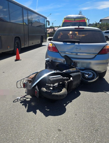 Groźna kolizja motocykla z osobówką w Przysietnicy. 71-latek trafił do szpitala
