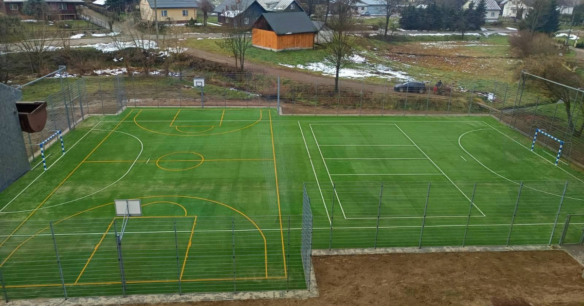 Nowoczesne boisko wielofunkcyjne przy Szkole Podstawowej w Dobrej już gotowe! [ZDJĘCIA]