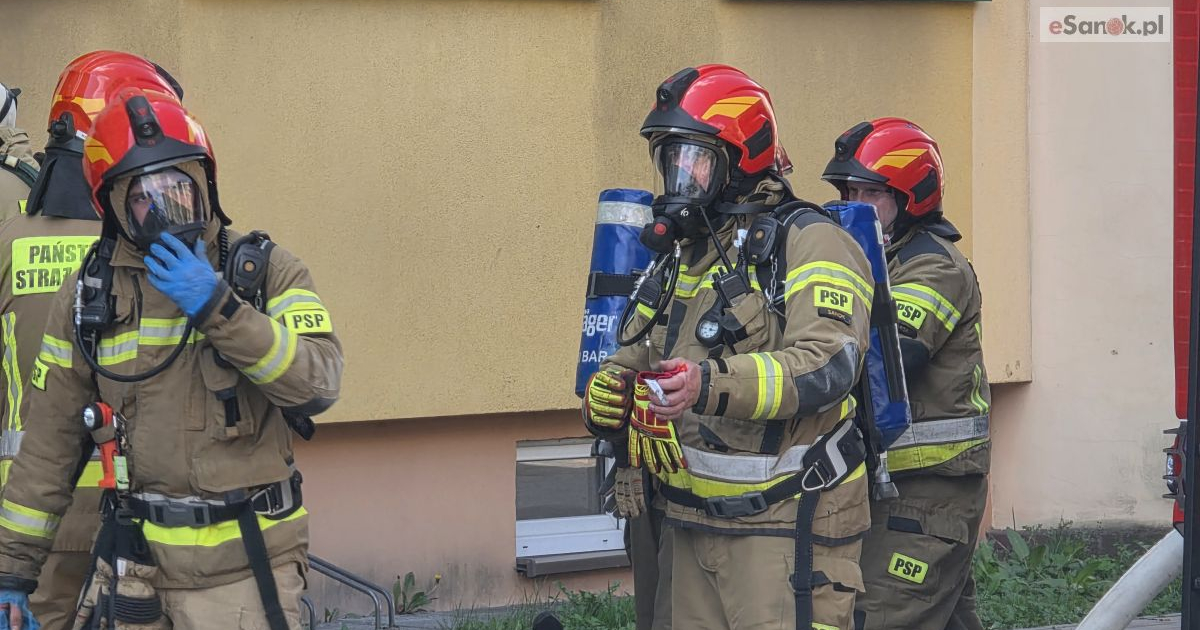 SANOK: Pożar piwnicy bloku przy ul. Cegielnianej. Ewakuowano mieszkańców! [VIDEO, ZDJĘCIA]