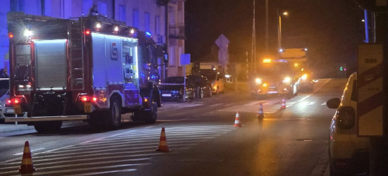 SANOK: Stracił panowanie, ściął słupki i wjechał w zaparkowane auto – był nietrzeźwy