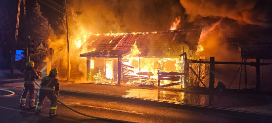 TYCZYN: Nocny pożar drewnianego budynku. Akcja gaśnicza trwała kilka godzin [ZDJĘCIA]